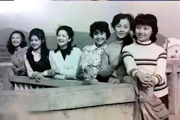 这些美女中大家看看哪一个是何晴，何晴年轻的时候不是在人堆中非常乍眼的。但是人家一