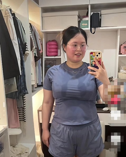 女子晒出穿同一件衣服，一年内减重43斤的区别，火上热搜榜。网友说，差别太大了