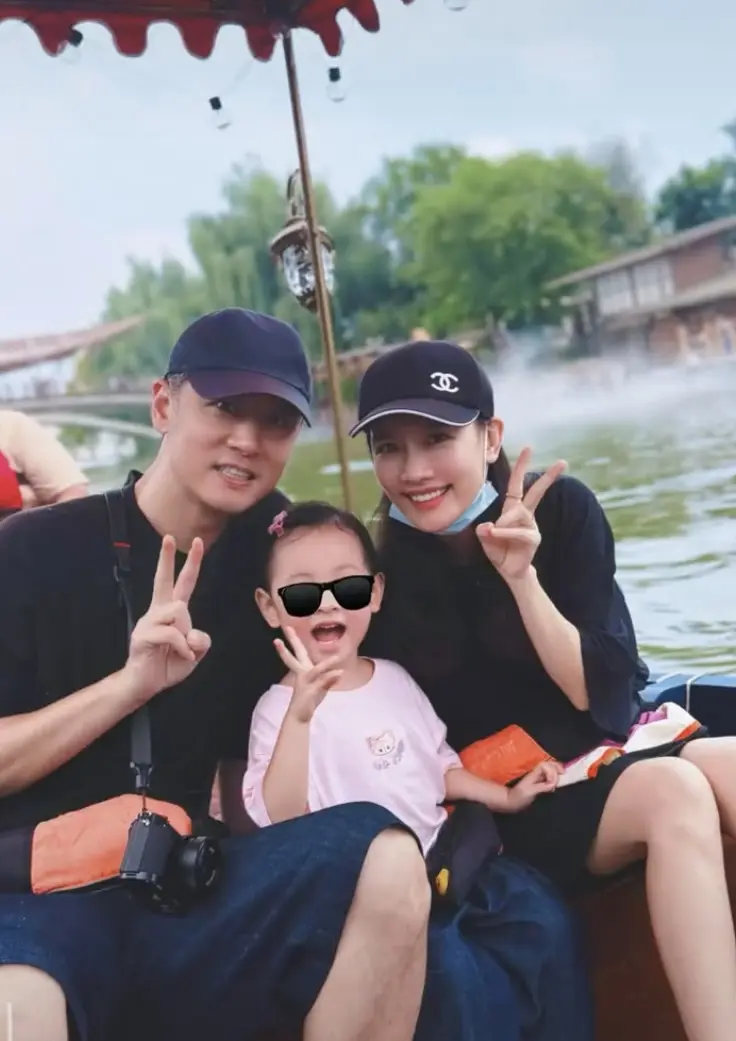孙骁骁任重一家三口度假照。任重孙骁骁假期带女儿出游，嘻姐长得很像爸爸...