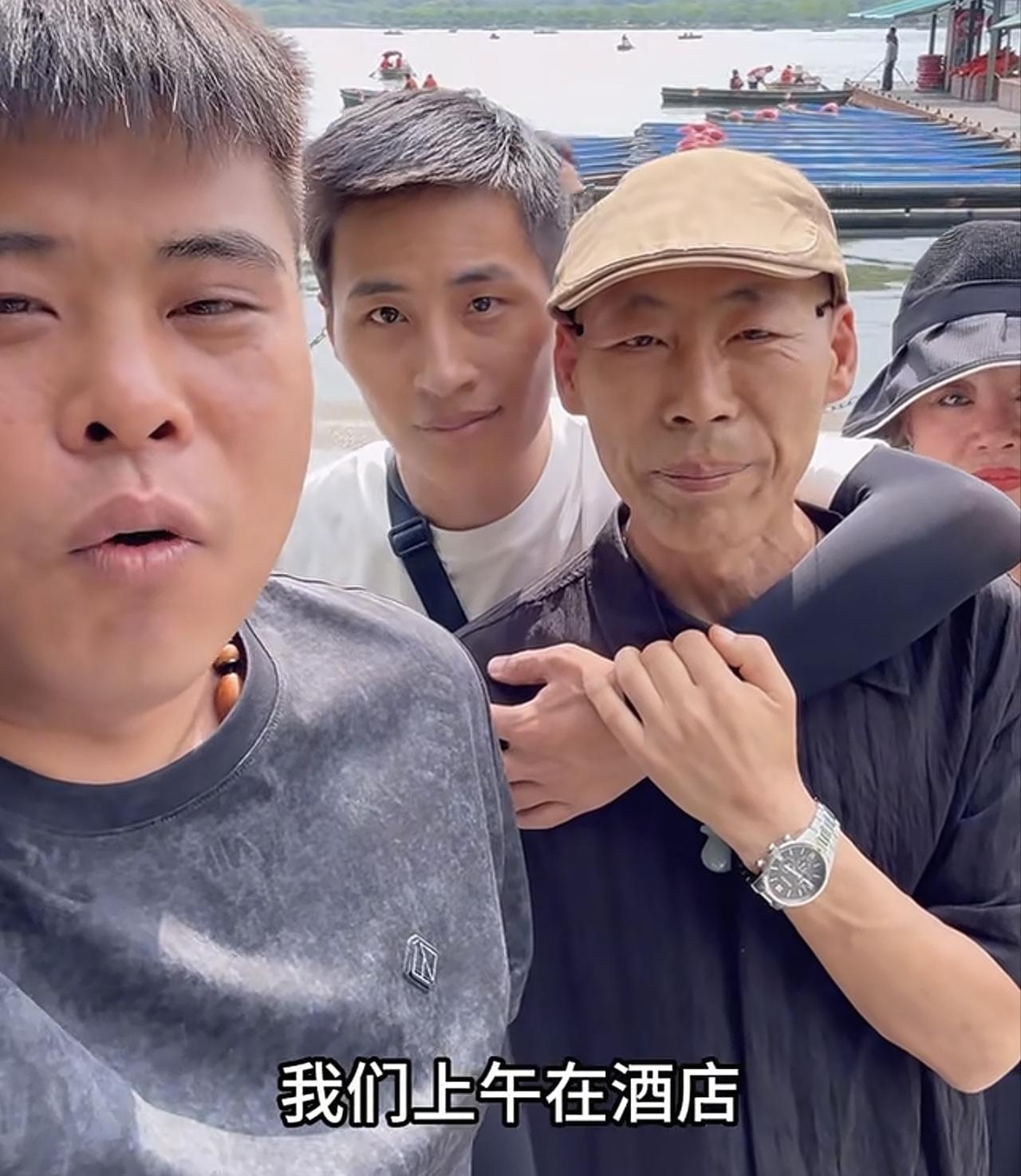 张云鹏爸爸时隔一周终于更新动态了视频中张云鹏爸爸云鹏继母还有堂哥4人来到了杭州