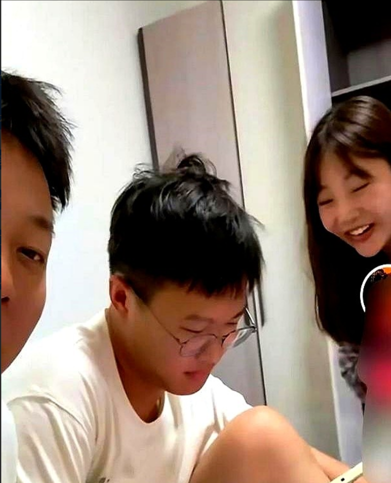 四川邛崃，一个高考生考了606分，父亲给了200的红包，姐姐给了888的红包，准
