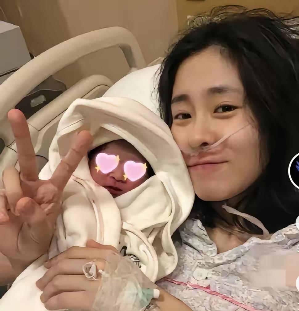 张碧晨与华晨宇的女儿Judy今年已经七岁了，身高渐渐长到了妈妈腰间。尽管两人并未