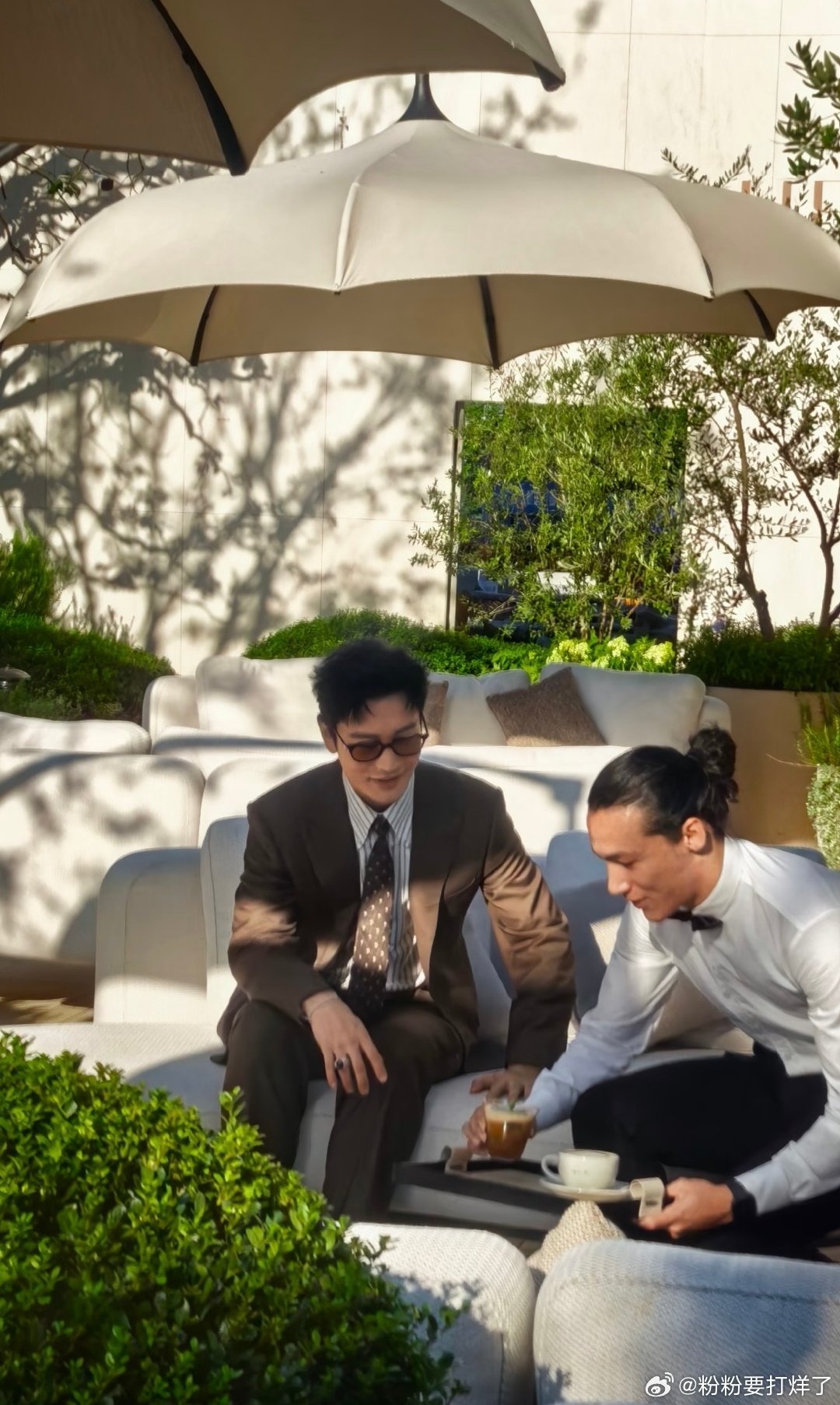 48岁的黄晓明回春了么？西装➕墨镜🕶️配上手上的戒指💍，精英霸总既视感[墨镜]​
