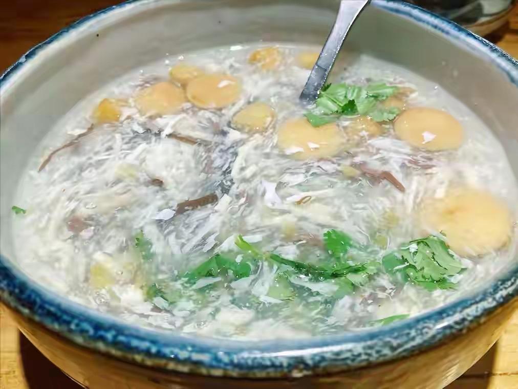 江苏常州“6大名吃”，你吃过几个1、豆腐汤2、加蟹小笼包3、银丝面4、
