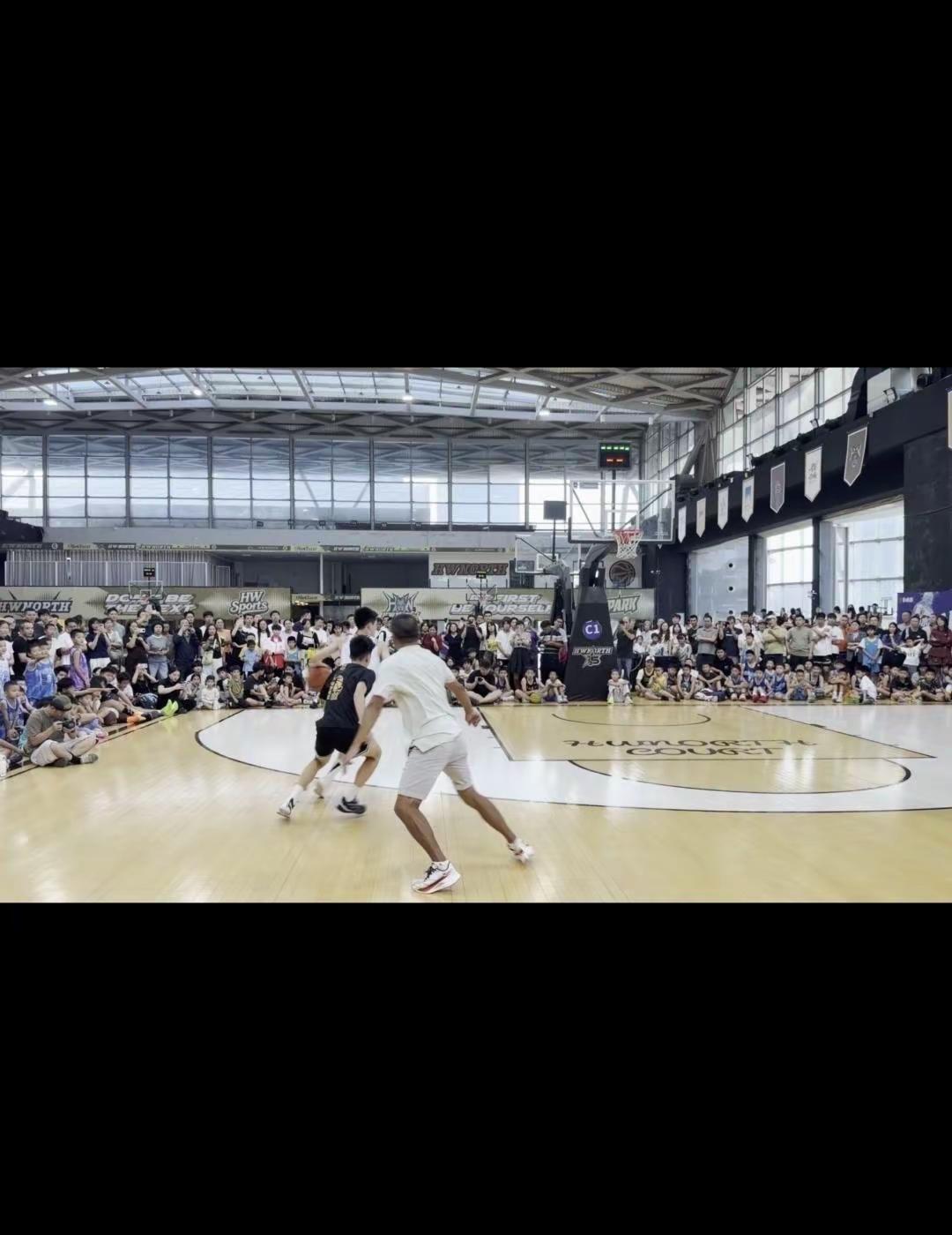 去看张宇辰篮球表演赛啦。🏀今天带儿子近距离欣赏张宇辰的现场三分球表演，他是从惠