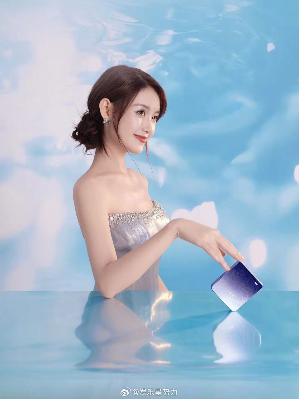 求蒋依依把闪耀妆造镶在身上被蒋依依发布会的蓝裙造型惊艳到说不出话！礼服裹着海面