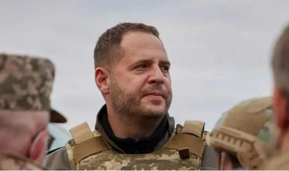 俄乌战场和外交场的动静凑到一块儿，明眼人都能看出风向要变。泽连斯基身边最核心的人