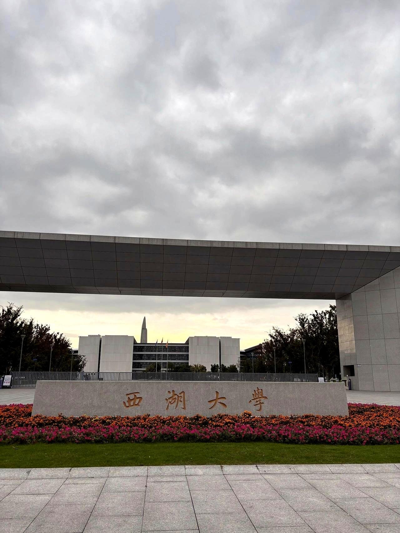 见过全国只招220人的大学吗？一半名额全给了一个省，剩下的为了十几个名额卷成麻
