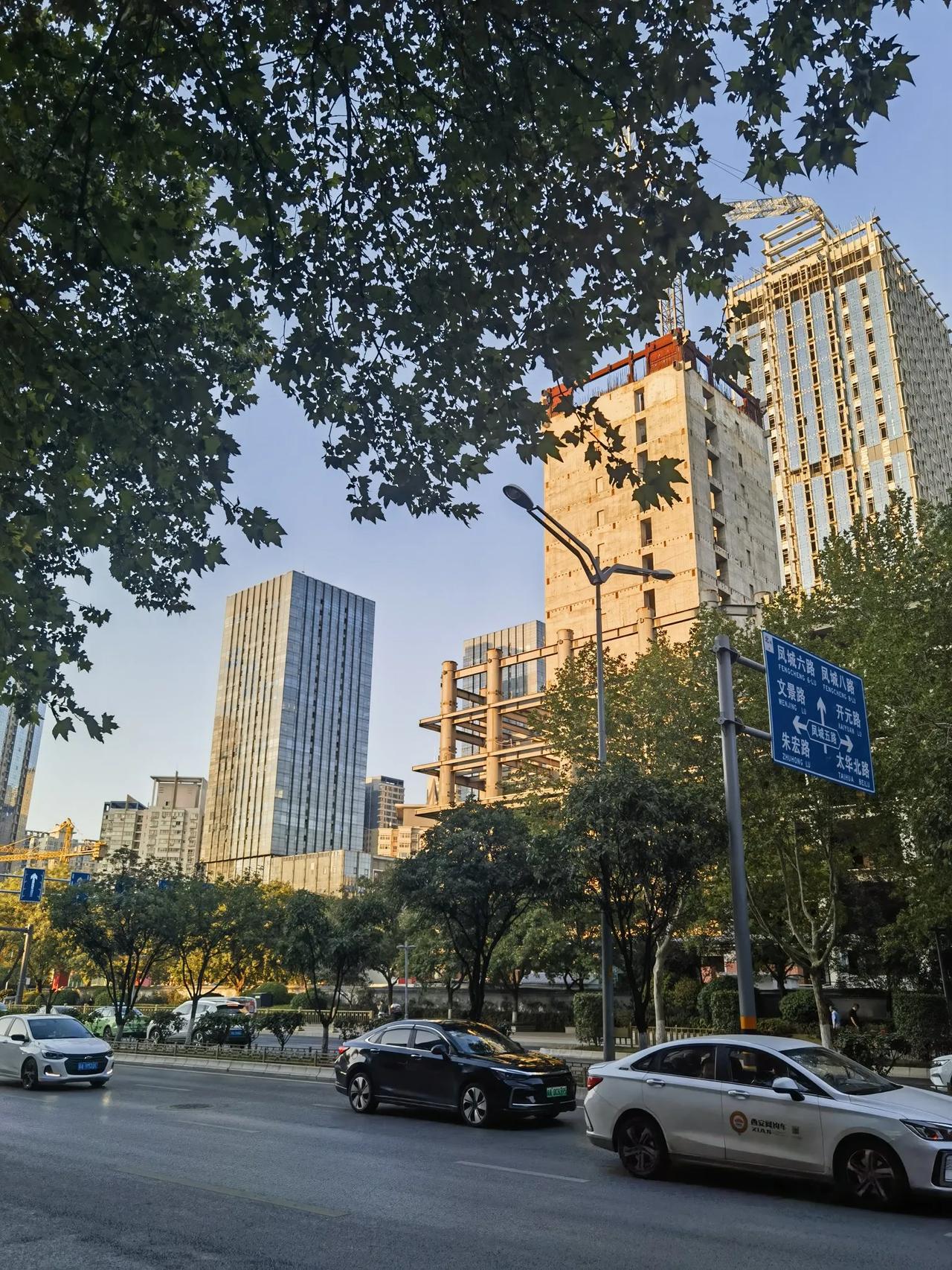 一张照片打卡西安太扎心，凤城五路东南角一大片楼停工烂尾几年了！太可惜了，楼上已锈
