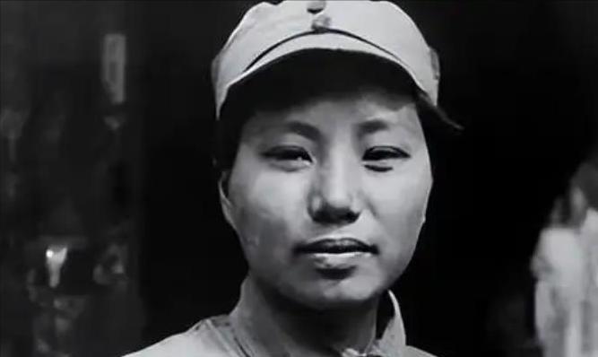 1937年，15岁女红军被敌人抓住，正要被砍头时，一名敌军官走过来，摸摸