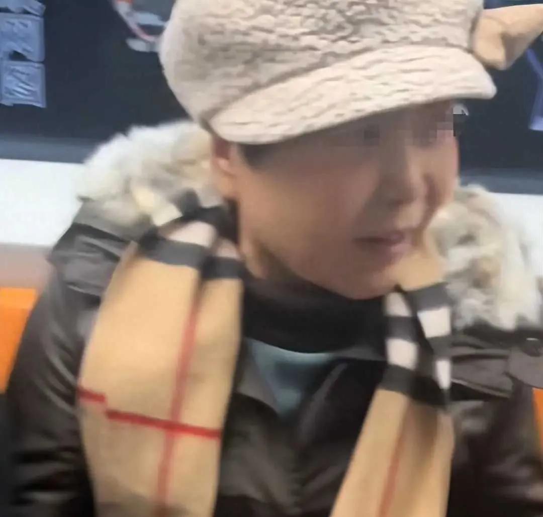 我儿子是博士！这句话，竟成了北京地铁里抢座的“冲锋号”。近日，一位大妈为占座