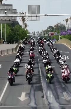 “独属于中国人的浪漫！”唐山街头，300辆摩托车轰鸣着涌入主干道，执勤交警静默