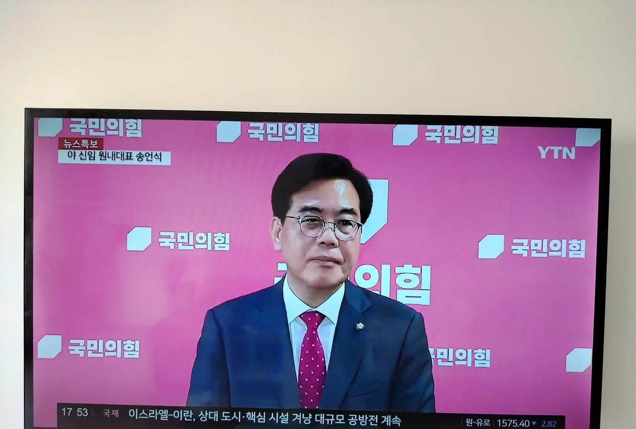 韩国国民力量党今天选出了新的院内代表，宋彦锡。在今天的投票中，他率先达到了60