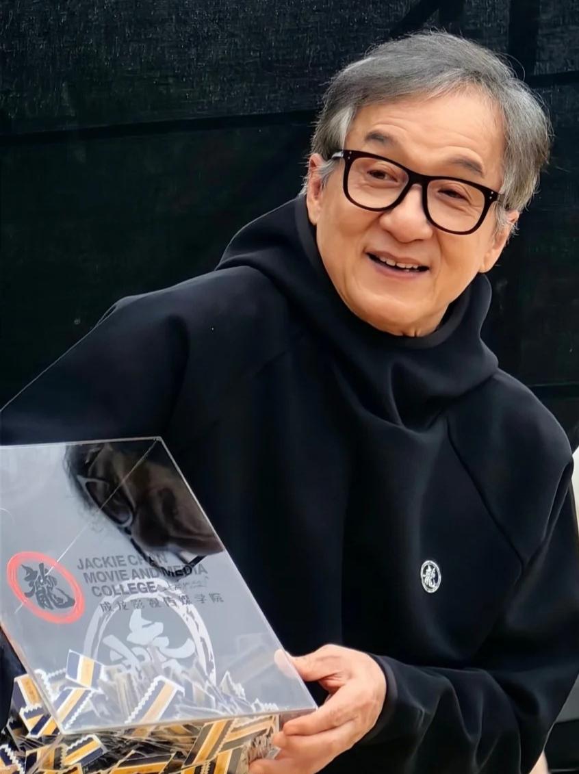 记者问成龙:“你喜欢在国外生活，还是喜欢在国内生活？”成龙说:“国外没有大家想的