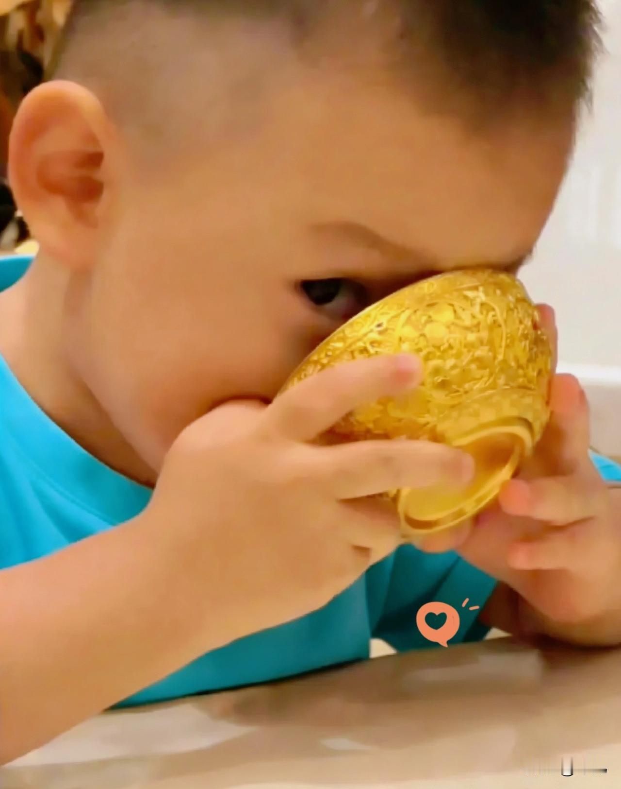 大量持金的人要哭了！2月18日，大年初二。金价开始大幅下跌，一直跌到了10