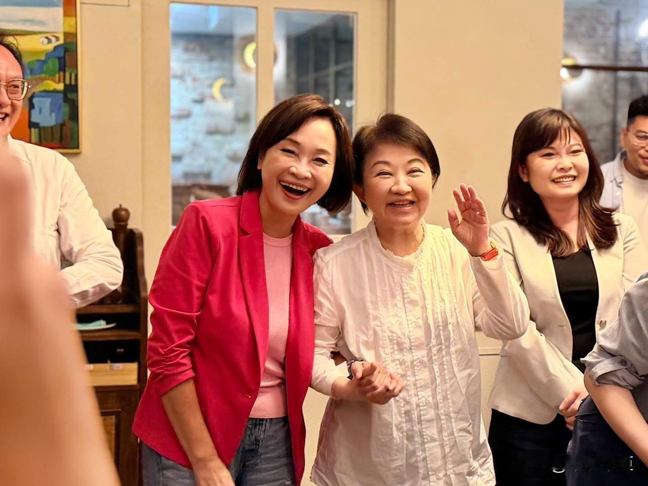 高雄市长参选人柯志恩今（22日）在脸书发文表示，今天从台北回高雄的路上，顺道到台