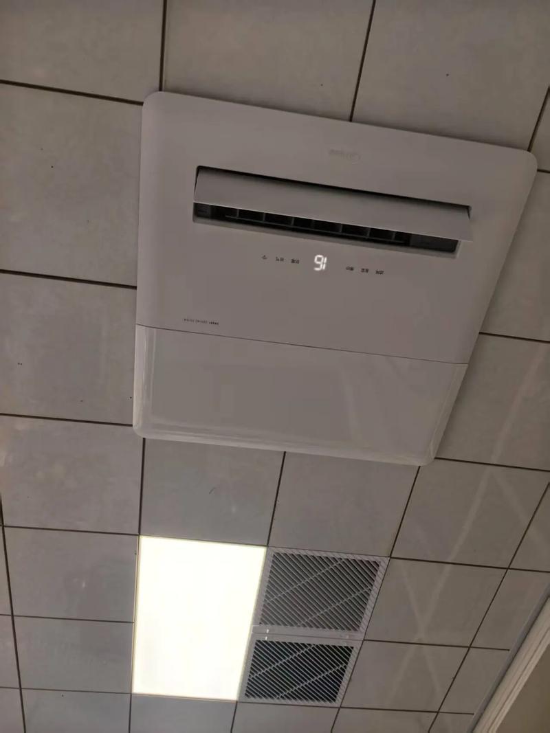 厨房装空调还是装冷烟机能装厨房专用空调的，就装专用空调！简单来说：厨房专用空调，