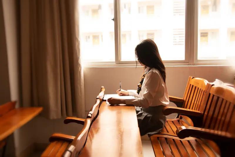 针对近期文坛抄袭事件，惊㤉之余，我想起以前的很相似的事。n年前我在某校读中专，有