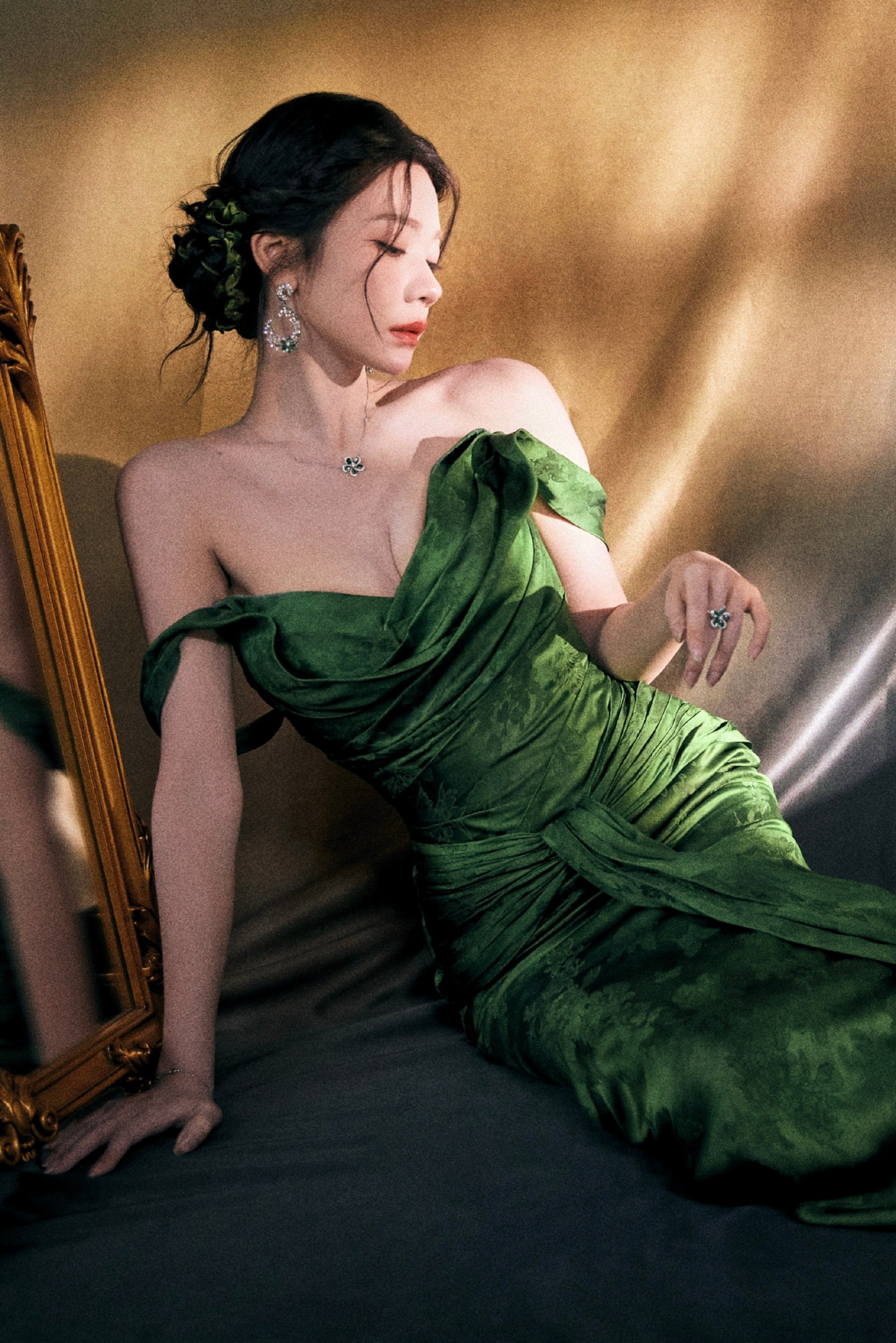 张紫宁给红毯上难度了,这套抹胸绿裙足够优雅。张紫宁