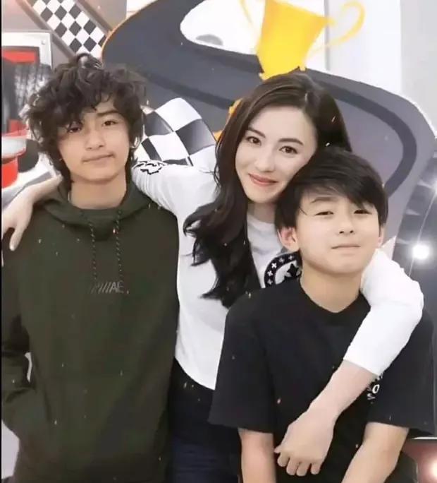 儿子长大了，我该找个老伴了。20年转瞬即逝，在这段漫长岁月里，她的生活充满了起