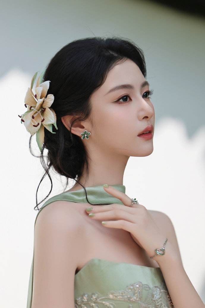 赵晴东方韵味青瓷美人赵晴微博文化之夜化身青瓷美人！简约国风造型，线条流畅、色调