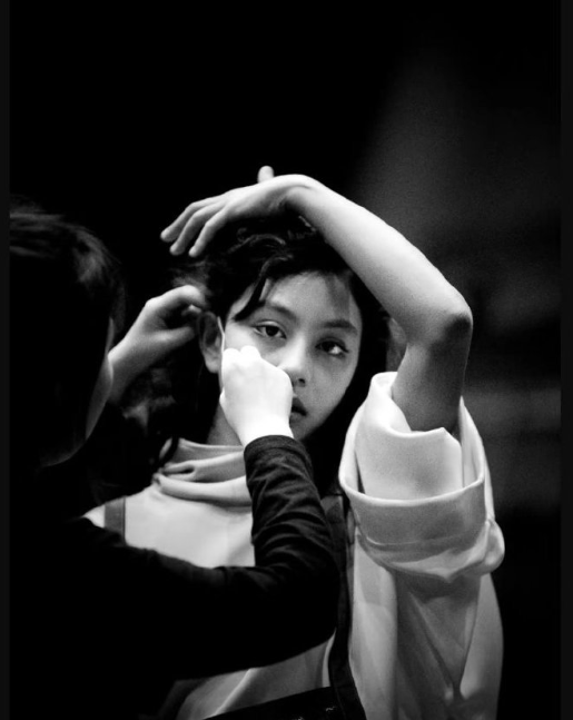 复刻刘烨的眉眼，混出高级故事感。霓娜这气质，内娱待爆小花名单请自动更新！​​​