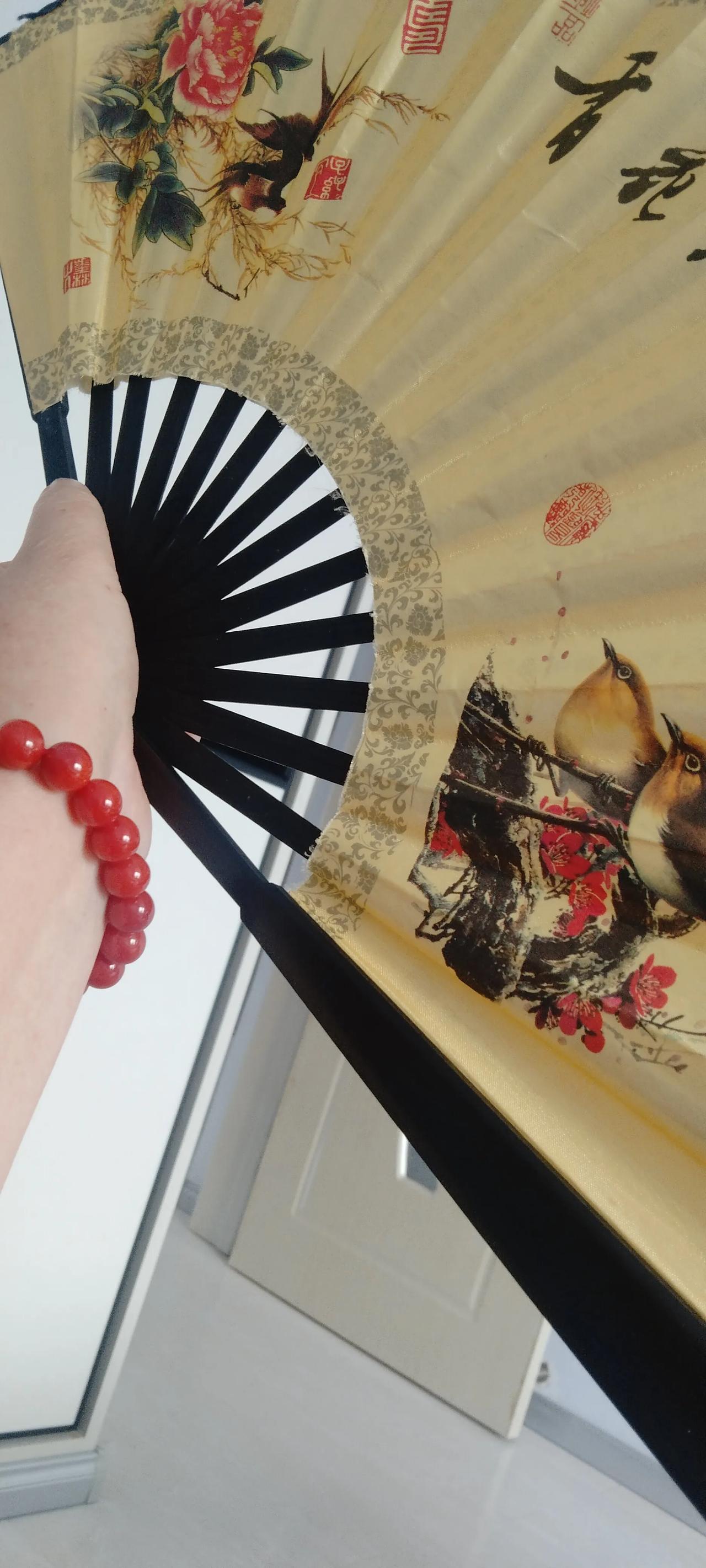 今天我家女儿说，妈，我爸你俩今年没旅游呢，出去走走散散心。我说你爸不爱动，我也没