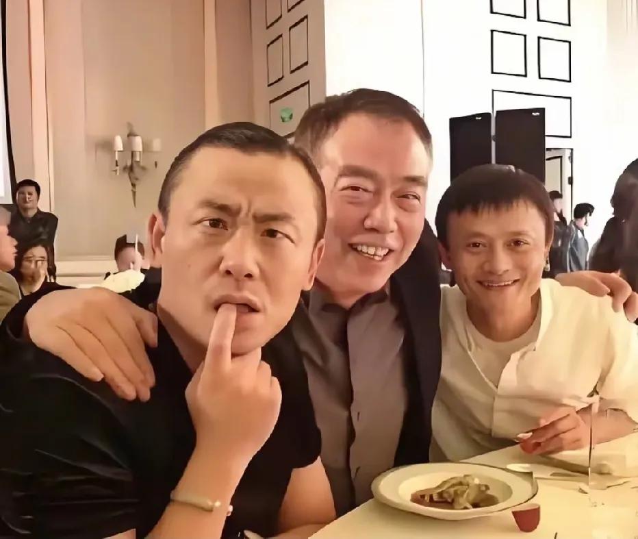 大导演陈凯歌笑得多灿烂。哈哈！看看左边这位，头发稀疏，一副国泰民安的大圆脸，一