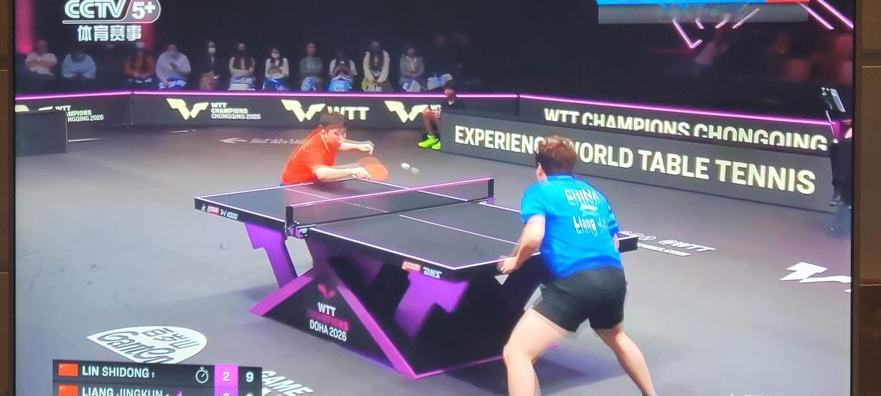 林诗栋4:2战胜队友梁靖崑，晋级四强。林诗栋一侧十来个女球迷到现场观赛，没有喊