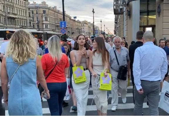 俄罗斯年轻的女子为什么都愿意支持丈夫去前线？其实并不是她们多爱国，只是因为俄罗斯