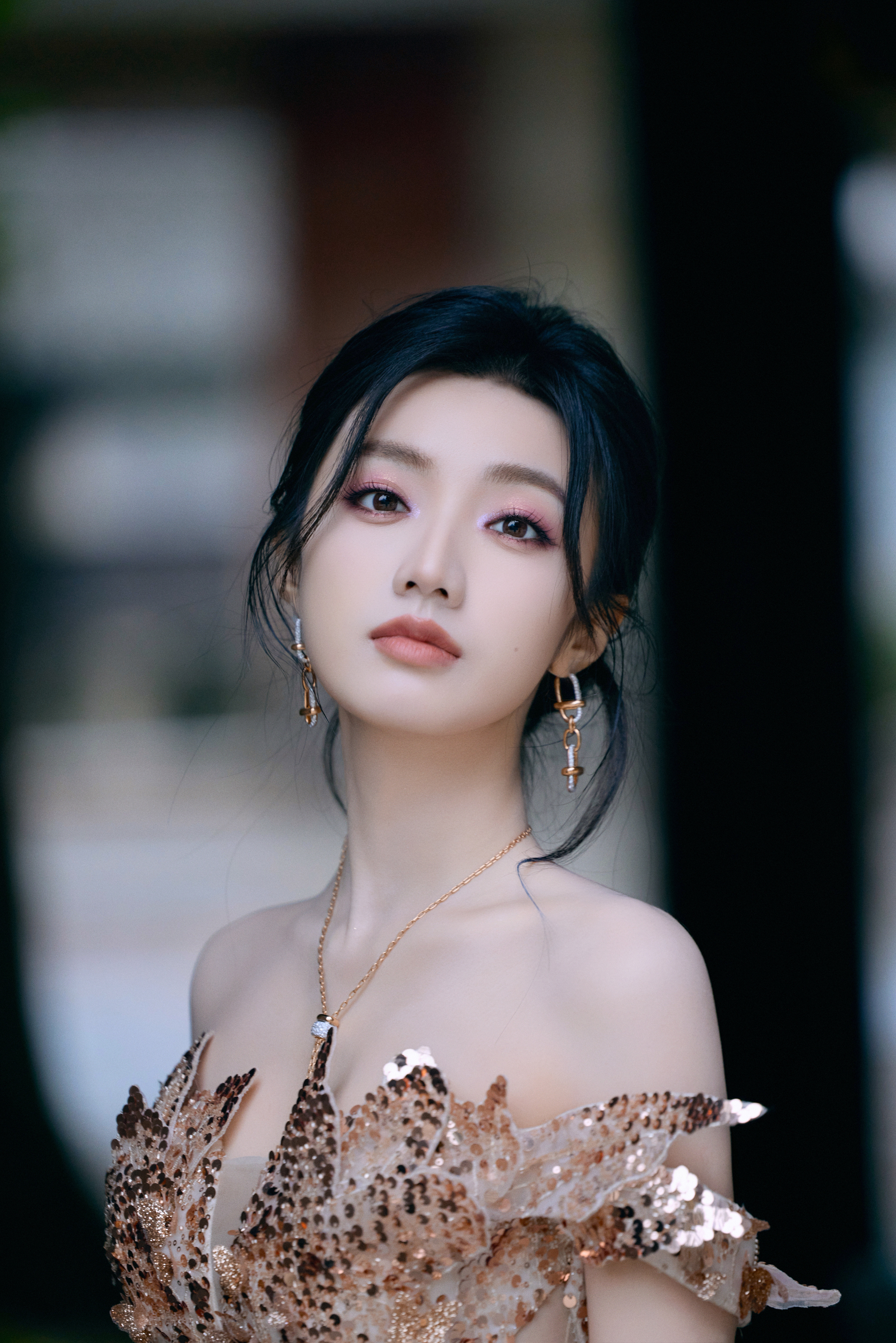 黄羿露肩裙角抖落星子似的碎钻，蝴蝶纹路顺着腰肢往裙摆漾，每一寸褶皱都裹着漫不经