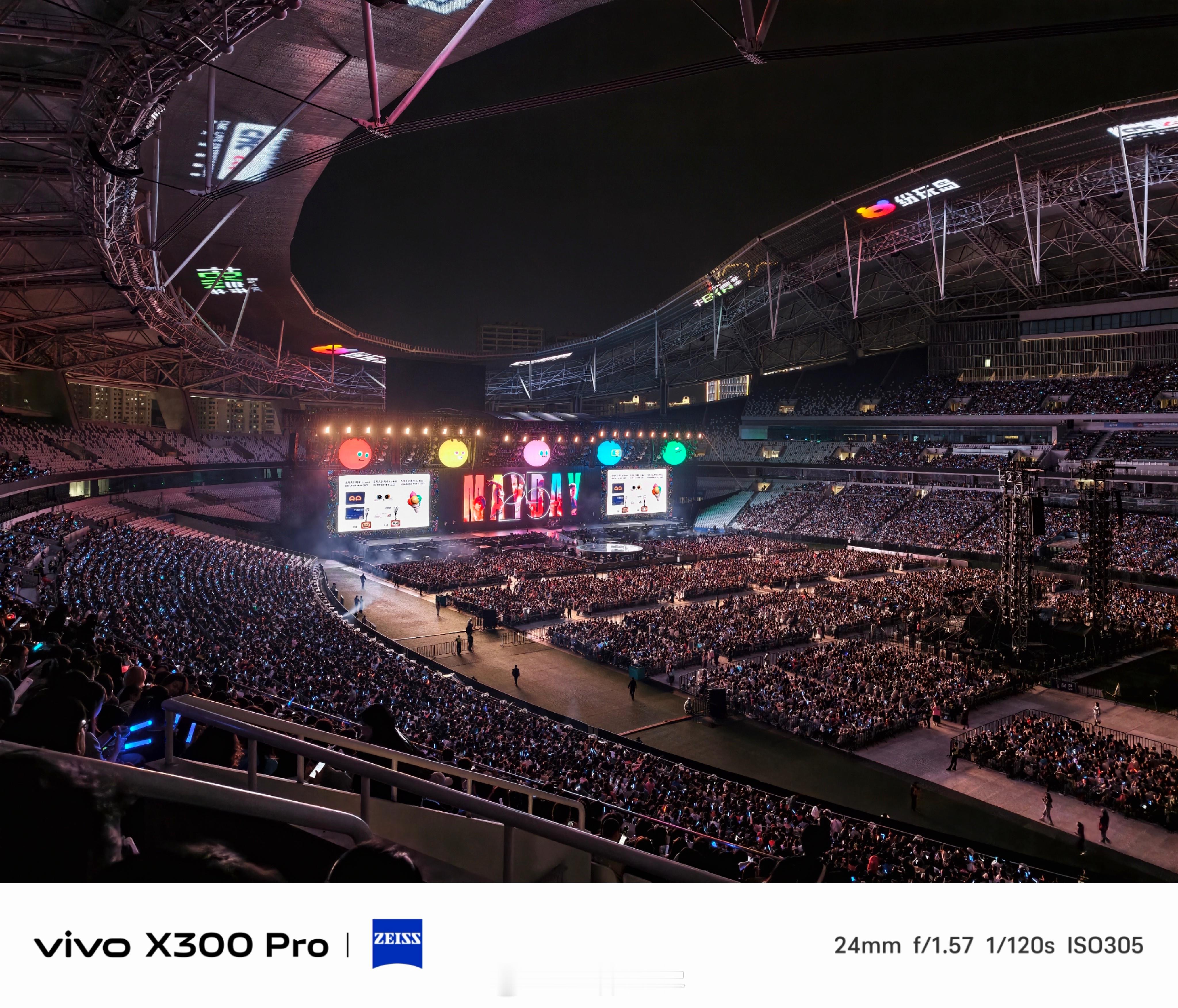 有一说一，演唱会拍摄我是真被vivoX300系列惊到了。现场灯光一会儿炫目一会