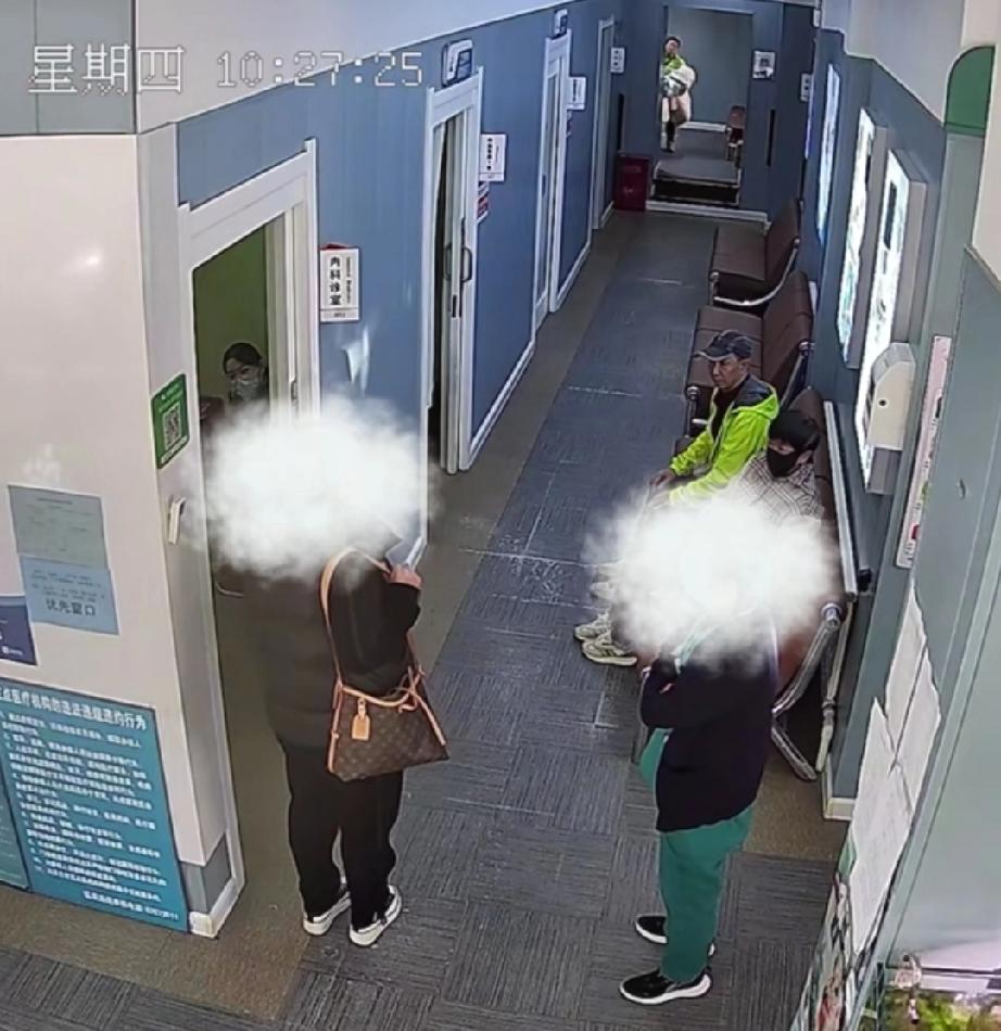 辽宁抚顺。女子想用医保卡在医院给孩子买钙片，不符合条件没给她开，然后她去外面社区