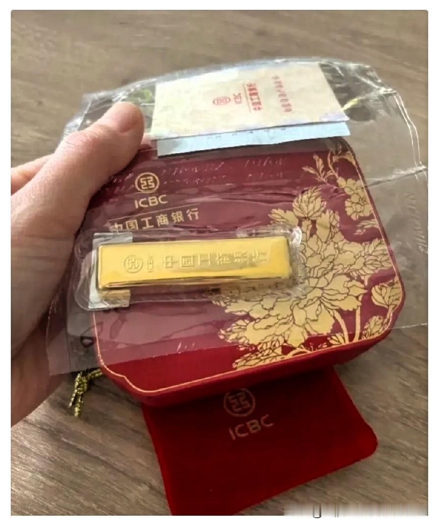 买黄金的人，估计已经哭晕在厕所了，昨天金价903一克，现在国际金价跌到了89