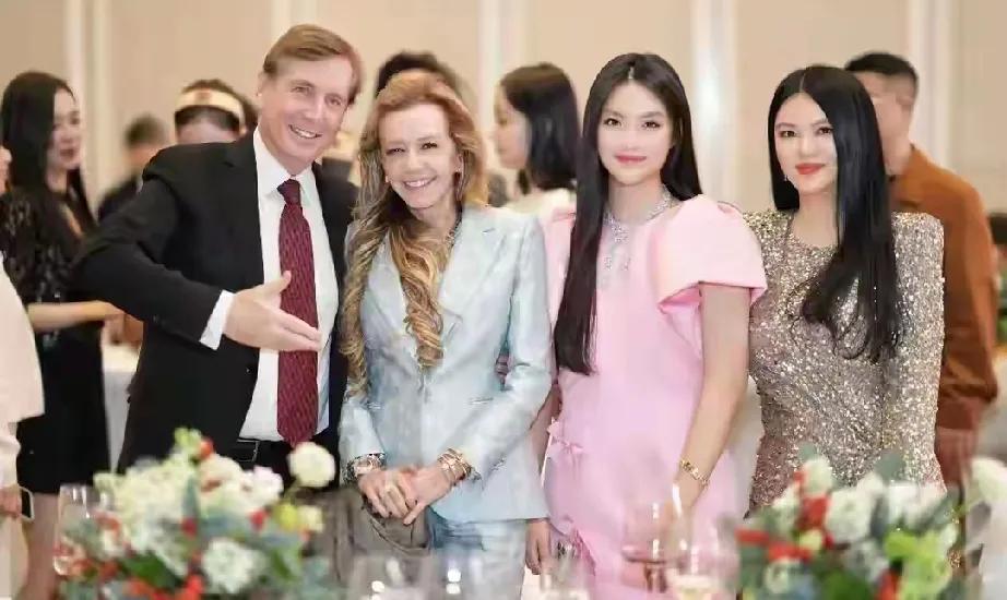 何超琼“萧邦之夜”珠宝腕表晚会，李湘带着王诗龄高调亮相，野心藏都藏不住！现场李湘