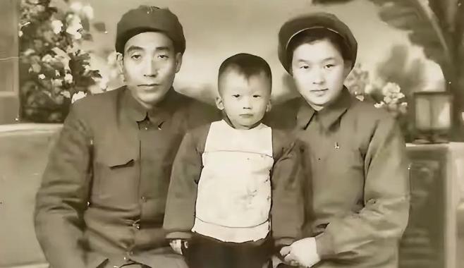 1952年，志愿军铁道兵三师师长黄振荣回国治病，给他看病的女军医周兰说，她和恋人