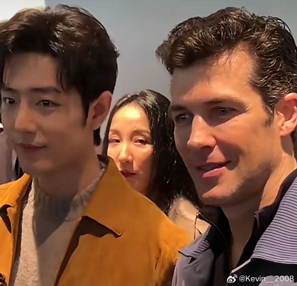 肖战和欧美帅哥这样一对比感觉五官确实没有他们那么立体