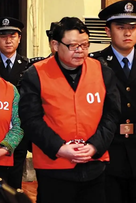 2010年，重庆市司法局原局长文强被注射死刑，在行刑前，他向儿子交待了3句话，然而在他死后，家人却不