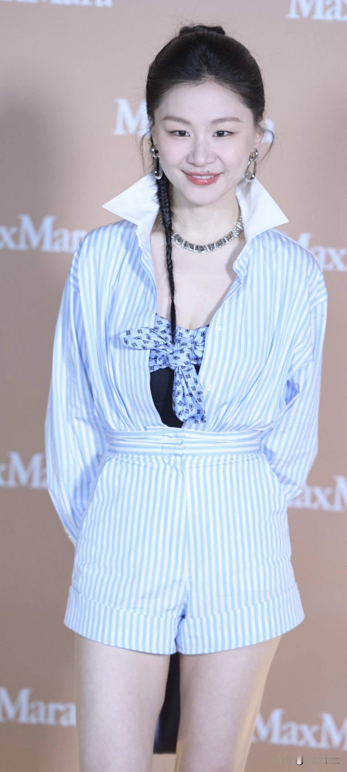 金靖今日线下活动直拍，蓝色条纹套装小辫造型好清新你心目中的女明星谁最美?