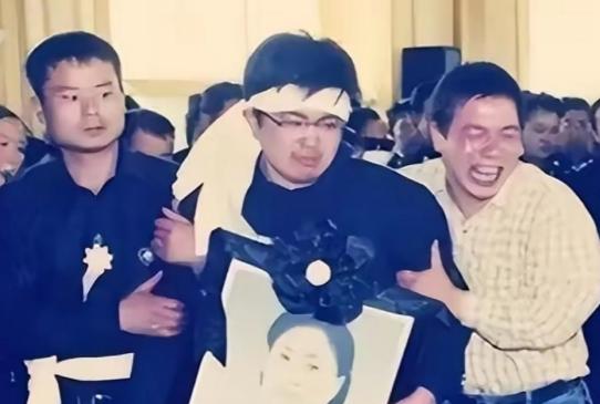 17岁高考前夕，母亲任长霞因公殉职；21岁刚成年，父亲又因病撒手人寰。接连失