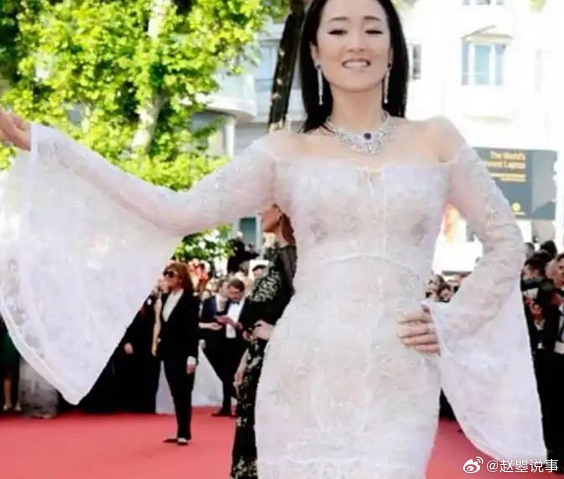 “你就像冰箱里放太久发臭的冻肉！”当年巩俐去参加金马奖典礼，结果仅一票之差，输给