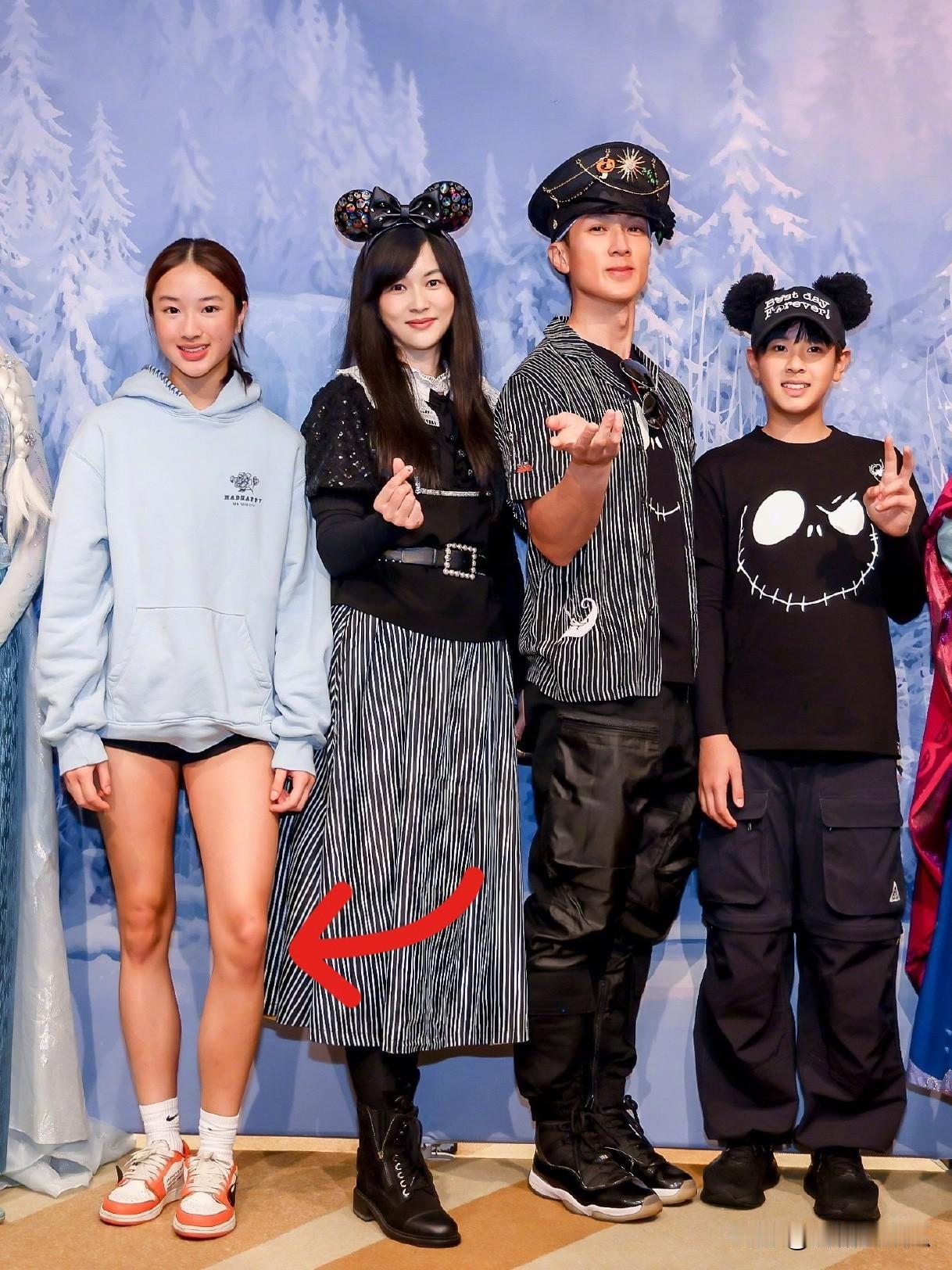 吴尊女儿有一个问题特别明显不是说她谈恋爱，而是她的腿一看就是经常搞运动的，腿