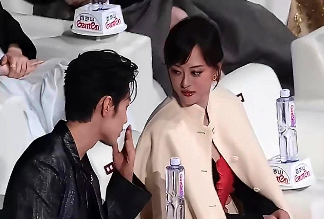 没剧本没炒作的即兴同框，居然爆了全平台热搜。肖战老远看见孙俪，笑着弯腰上前握