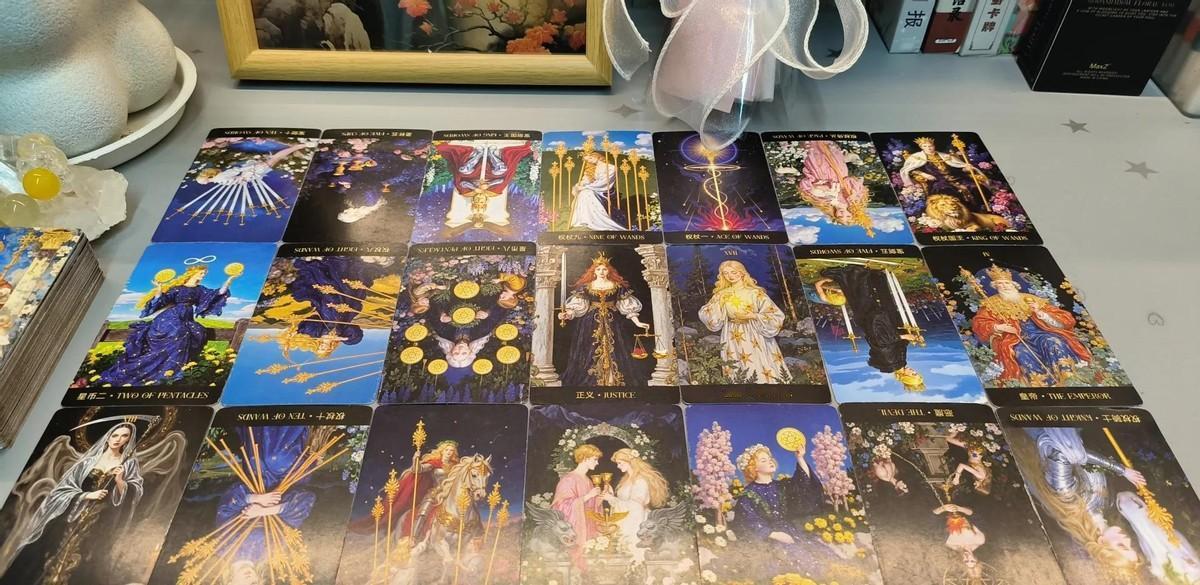 神男发视频说宇宙给他发牌让他去找神女，但他不敢按拨号键，因为男性ego太大。六