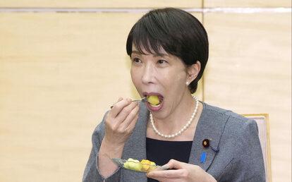 高市早苗最近在疯狂吃饭。一个原本以“不应酬”为人设的首相，突然频繁设宴，3个月内