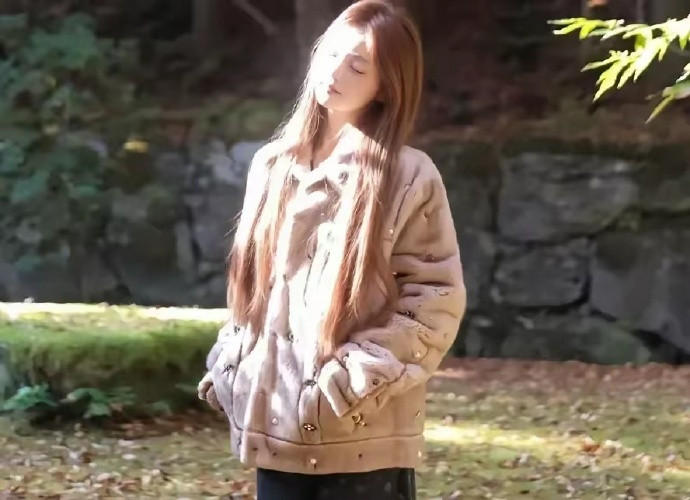 王思聪被拍到和女主播小肉安在澳门搂腰吃饭，照片一出，懒懒那边连夜删光合照，二手平