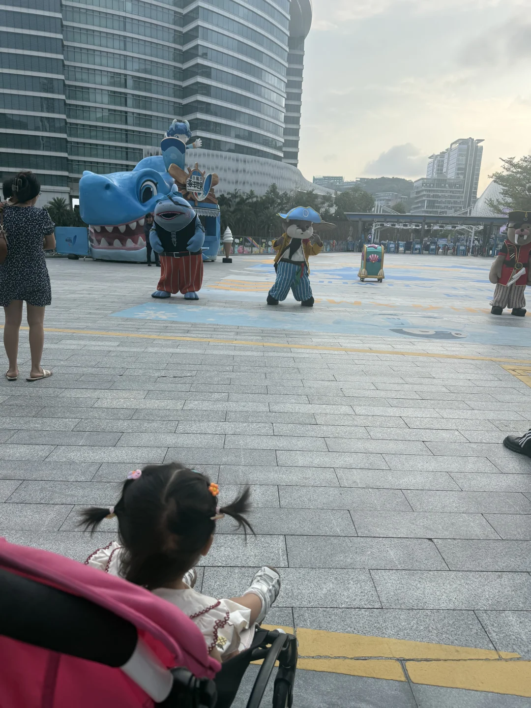 看表演咯