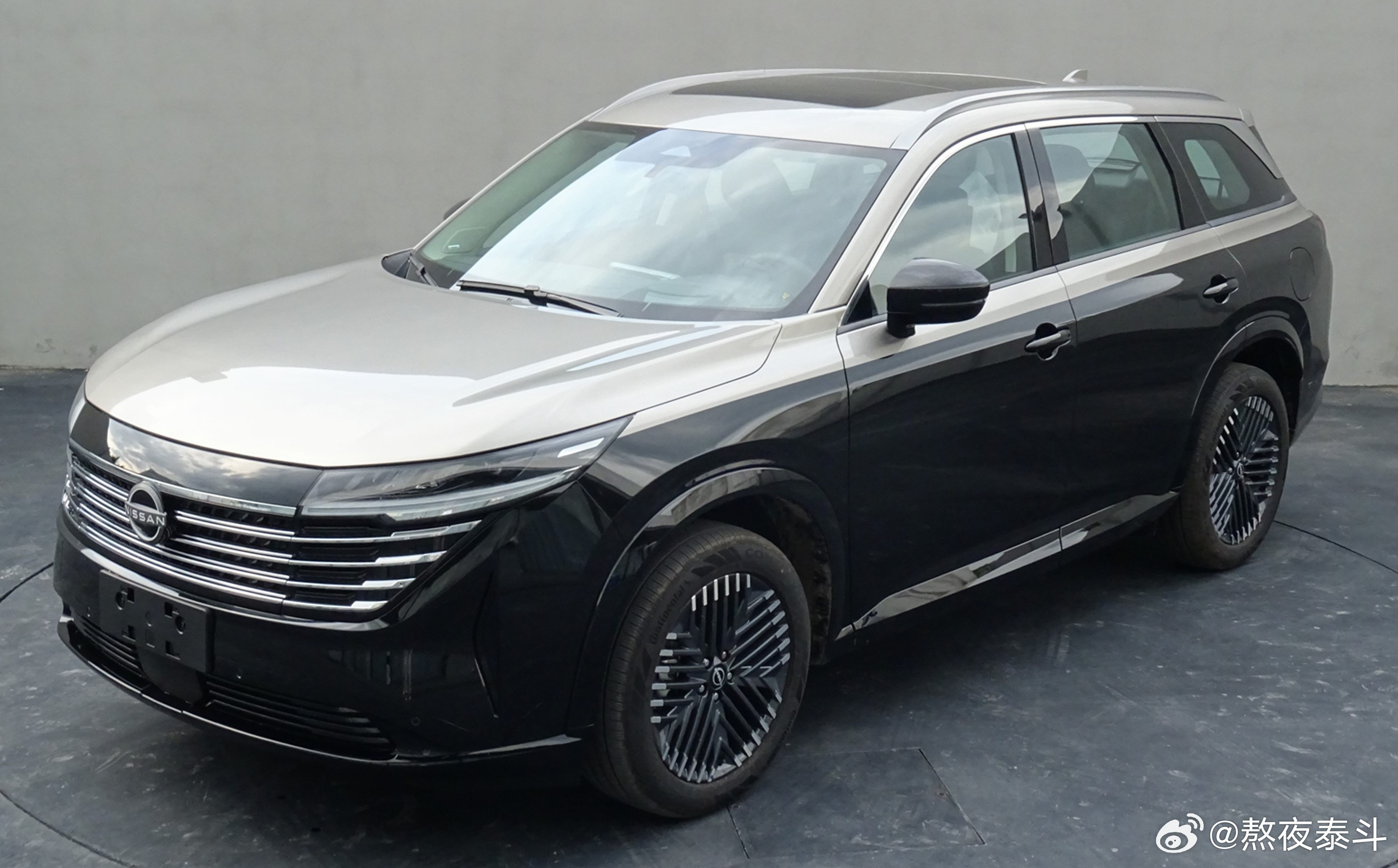 东风日产探陆（Pathfinder）也有了双色车身，这么看还挺协调，尊了不少。东