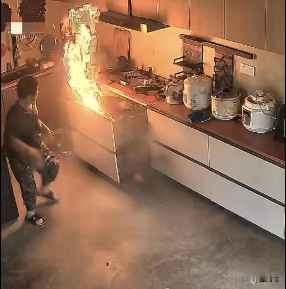 浙江，82岁独居老太做饭时灶台突然爆炸，让人心酸的是，老太缓过神后，没有第一时间
