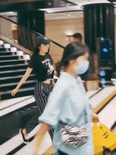 慢镜头带你感受下大幂幂走起路来有多漂亮，特别是最后的那个扭胯，平时一定是没少运动